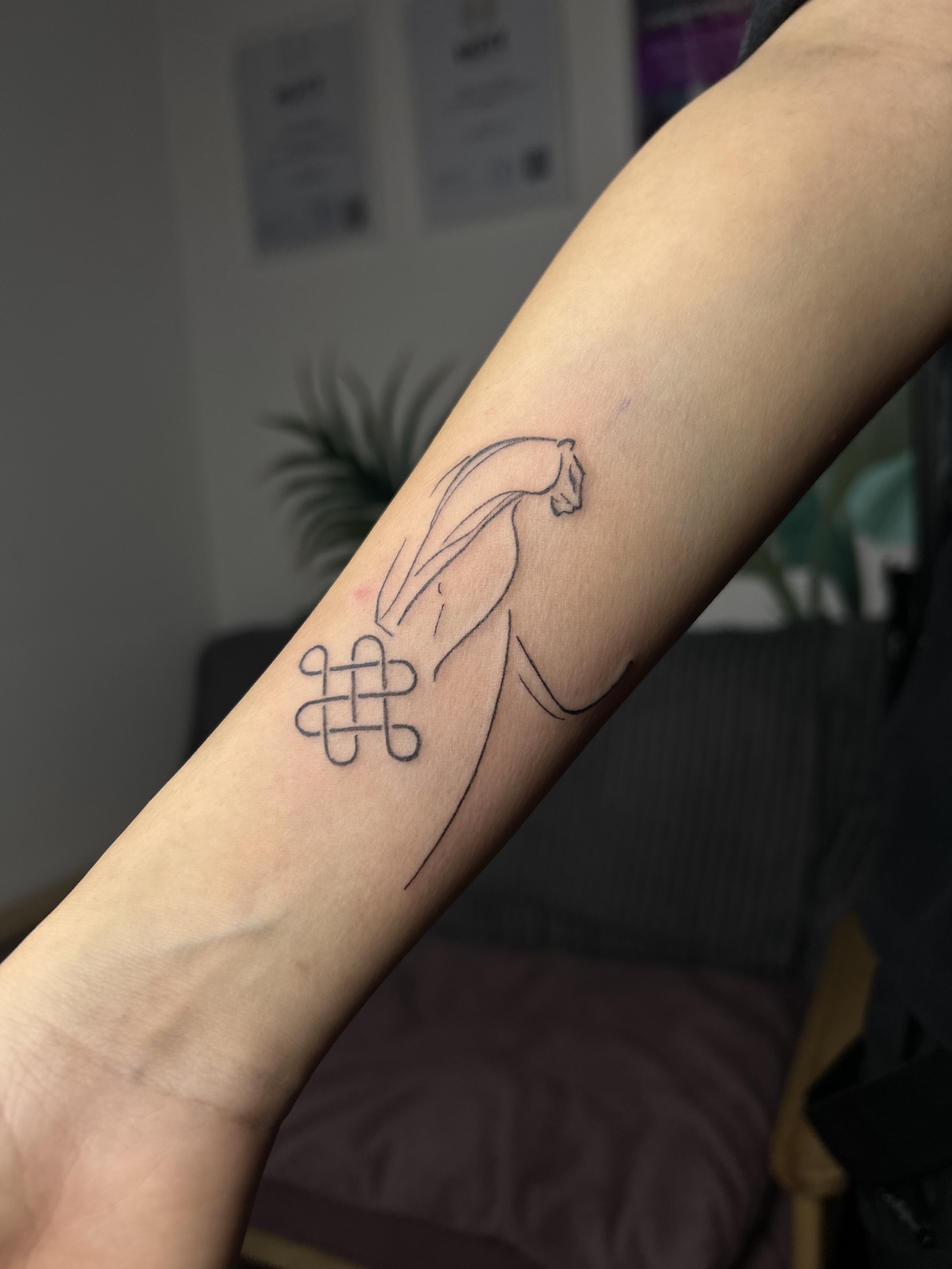 Татуировка Linework в графическом стиле на предплечье